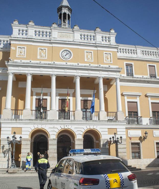 EL LEÓN Y LA COLUMNA – AYUNTAMIENTO Y POLICIA MUNICIPAL