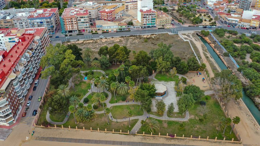 UNAS 200 PERSONAS RECLAMAN «SALVAR» EL PARQUE DE DOÑA SINFOROSA DEL PROYECTO DE RASCACIELOS Y ANUNCIAN NUEVAS PROTESTAS