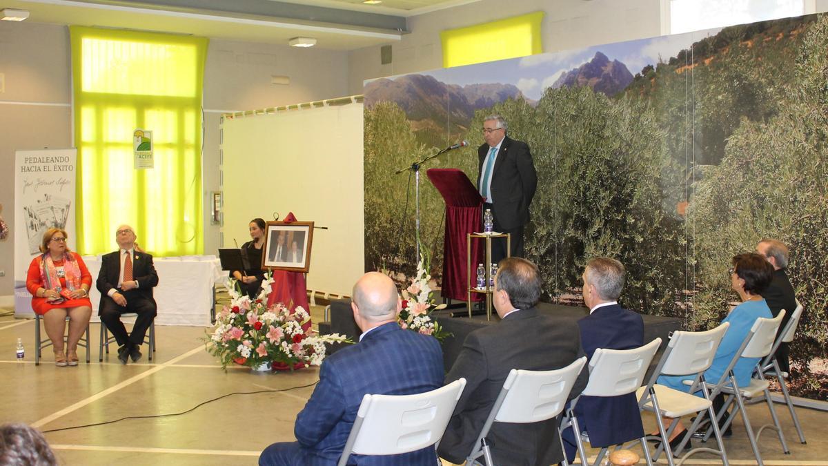 UN LIBRO RECOGE LA TRAYECTORIA VITAL Y EMPRESARIAL DEL PRIEGUENSE JOSÉ YÉBENES