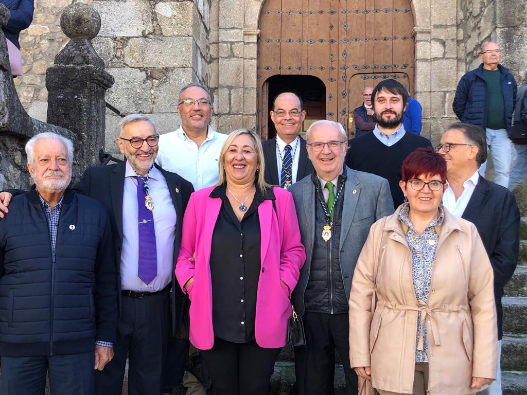 CRONISTAS CACEREÑOS ARROPAN A JUAN CARLOS LÓPEZ DUQUE AL SER NOMBRADO CRONISTA OFICIAL DE CABEZUELA DEL VALLE