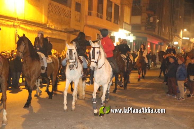 L´ALCORA: MILES DE PERSONAS EN EL SANT ANTONI DE L´ALCORA CON EL REPARTO DE  7500 PRIMS, 52 HOGUERAS Y NUMEROSOS CABALLOS