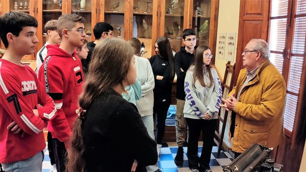 ALUMNOS DEL IES EXTREMADURA VISITAN LA COMUNIDAD DE LABRADORES.