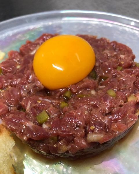 LES HISTORIES DE FIDALGO-UN STEAK TARTAR O FILETE TÁRTARO A LA ASTURIANA.-