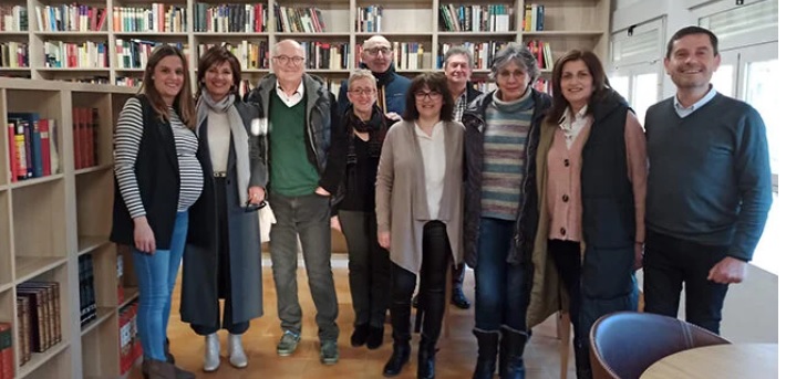 UN ENCUENTRO CON EL ESCRITOR ROMERO ABRE UNA BIBLIOTECA EN TORREJONCILLO DEL REY (CUENCA)