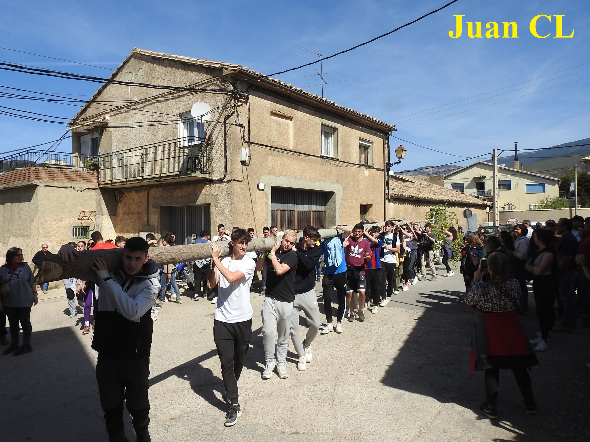 SALUDO FUENTEPIÑELANO-BOLEANO 3460. CUMPLIENDO CON LA TRADICIÓN, LOS QUINTOS DE LA VILLA OSCENSE DE BOLEA