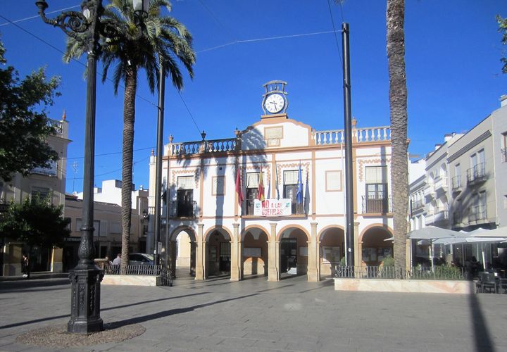 NUESTRO AYUNTAMIENTO, EL PASEO Y EL POZO DONDE COMENZÓ TODO.