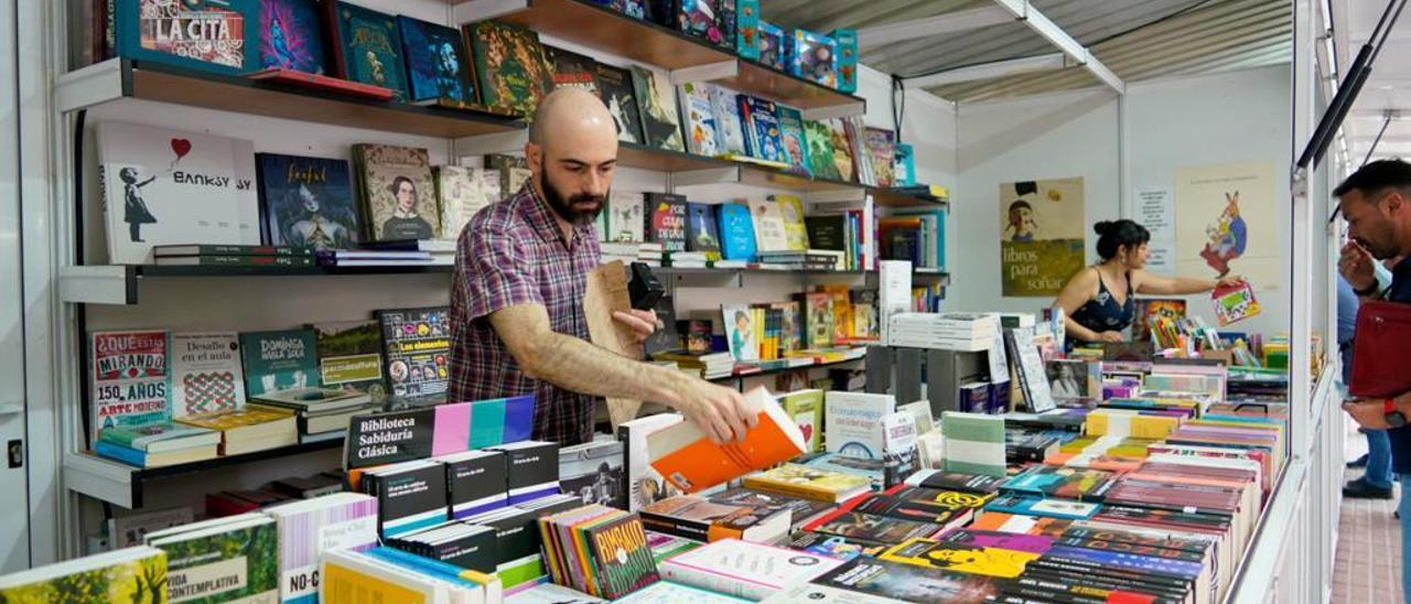 SÁNCHEZ ADALID Y FERNANDO ALCALÁ LLEGAN HOY A LA FERIA DEL LIBRO DE CÁCERES