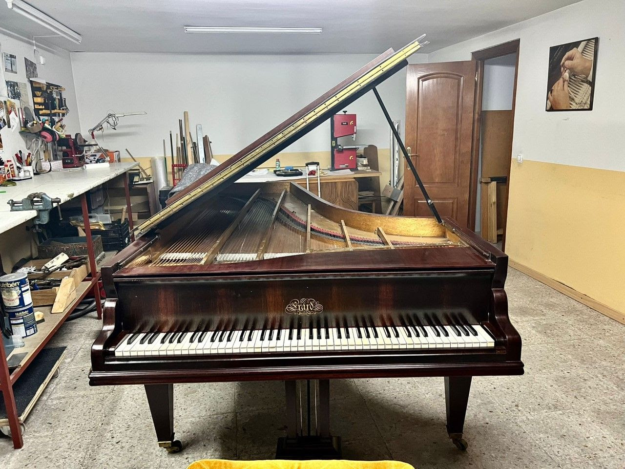 UN PUEBLO DE 40 HABITANTES, UNIDO POR UN MÍTICO PIANO ERARD DE 1904