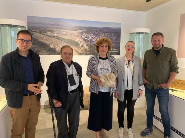 UN VECINO DE BIGASTRO DONA UN CAPITEL ROMANO AL «MUSEO DE HISTORIA Y CULTURA» DEL MUNICIPIO