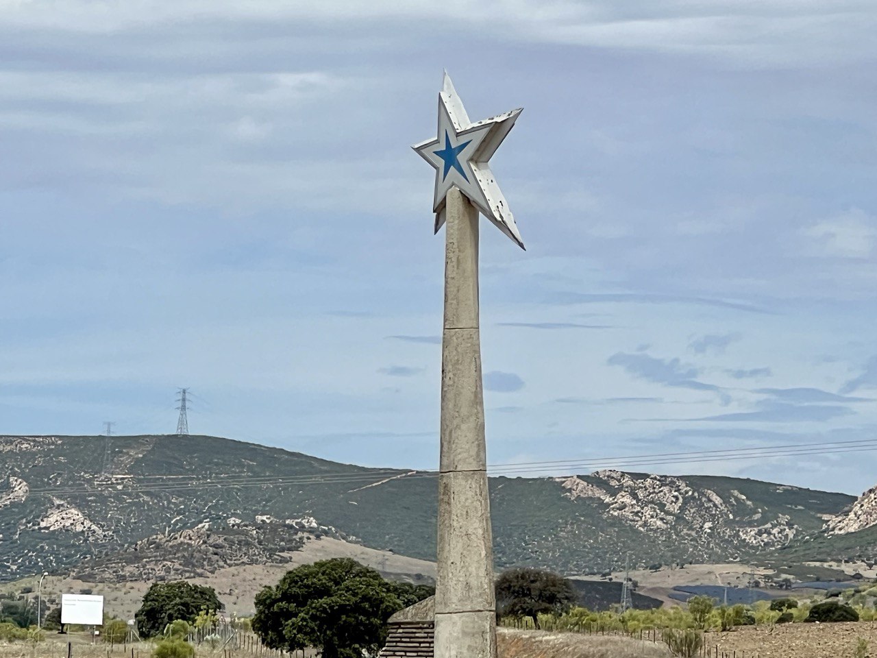 PUERTOLLANO: UN CASERÓN SEÑORIAL REPLETO DE ECOS Y UN SINGULAR MONUMENTO SALESIANO, OLVIDADOS AL BORDE DE UN MAR DE SILICIO