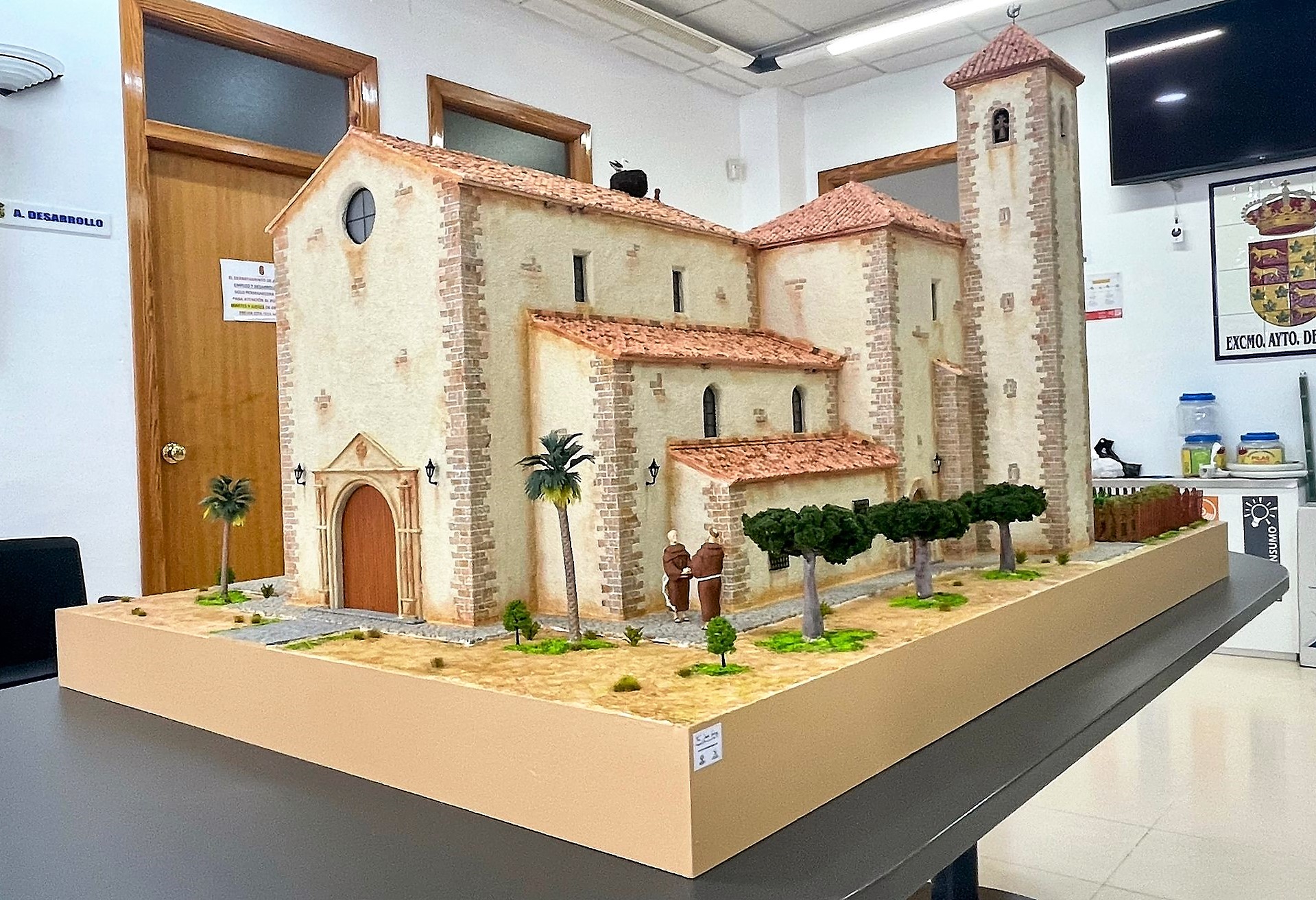 UNA MAQUETA DEL CONVENTO FRANCISCANO DE SANTIAGO EN LOBÓN (BADAJOZ).