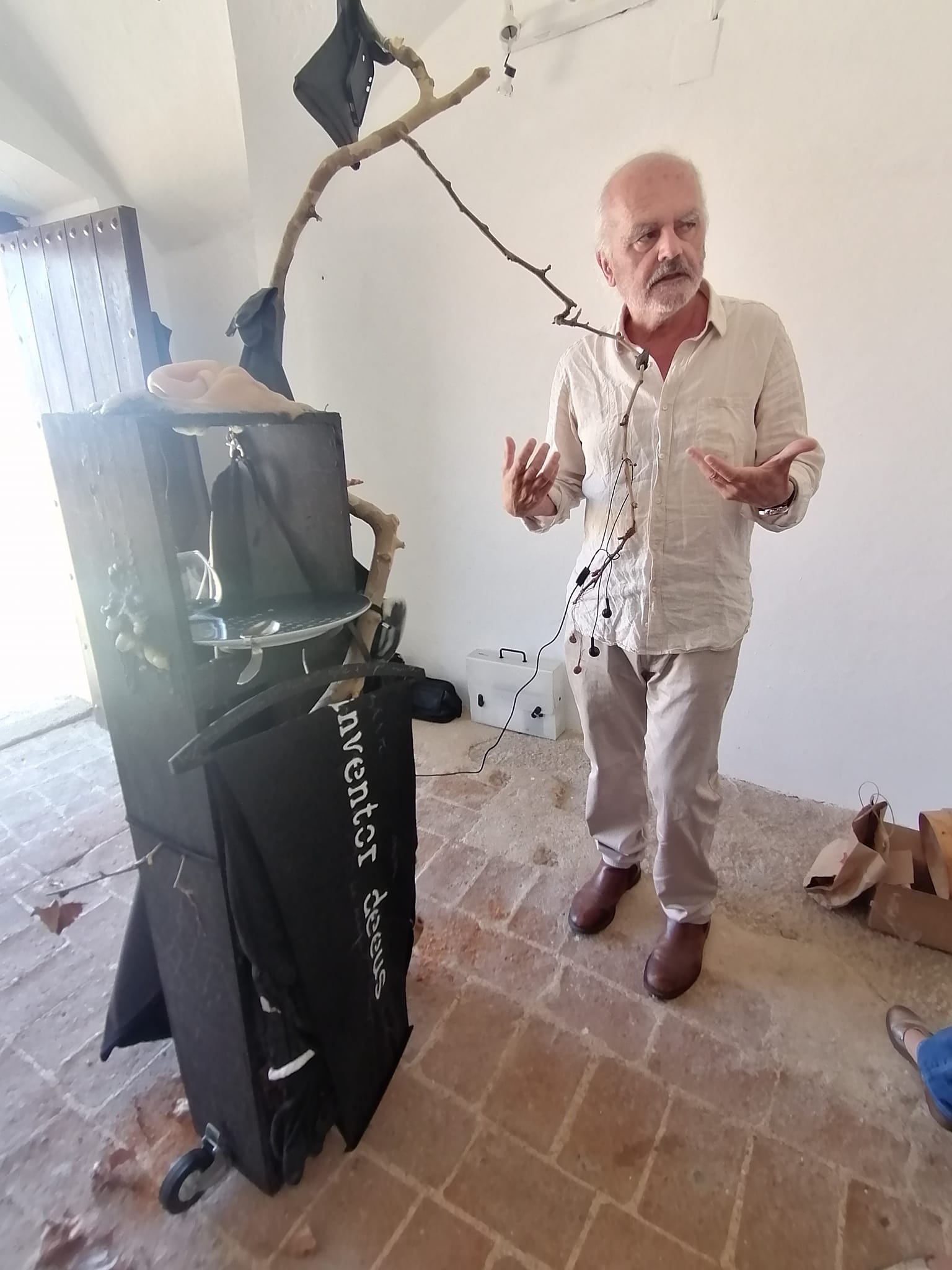 EN EL MUSEO VOLSTEL DE MALPARTIDA INAUGURACIÓN DE EL ASSEMBLAGE «VOLCÁN MIRANDO AL PLATO O EL VIENTRE»