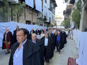 MONSEÑOR BROTÓNS SE INTERESA POR LOS DESTROZOS DE LA LLUVIA EN SU VISITA A TORNAVACAS POR LOS CORPUS