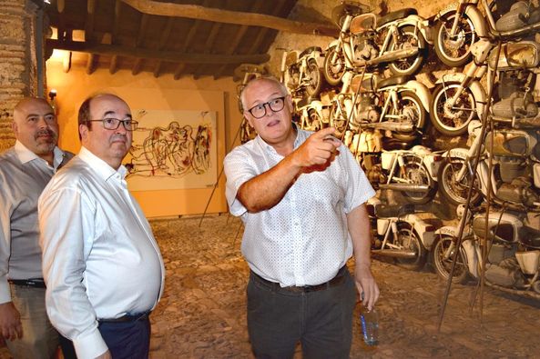 EL MINISTRO DE CULTURA Y DEPORTE MIGUEL ICETA VISITA EL MUSEO WOLSTEL DE MALPARTIDA (CÁCERES)