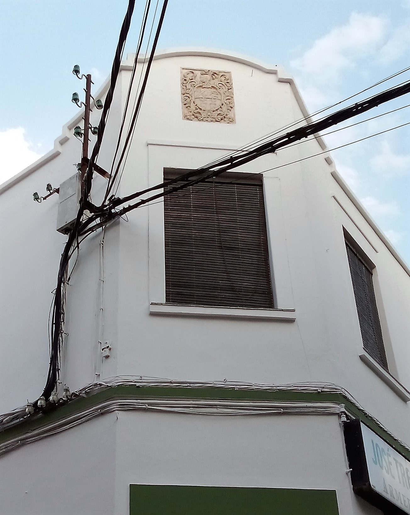 EL ESCUDO HELADICO QUE PASA DESAPERCIBIDO EN MONTIJO Y QUE A VECES NO VEMOS