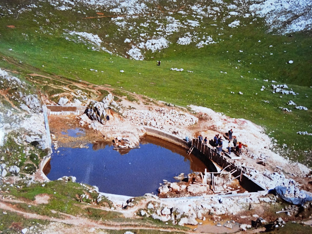 CONSTRUCCIÓN DEL EMBALSE DE L´ANGLIRU DE RIOSA EN 1973. SIERRA DEL ARAMO.