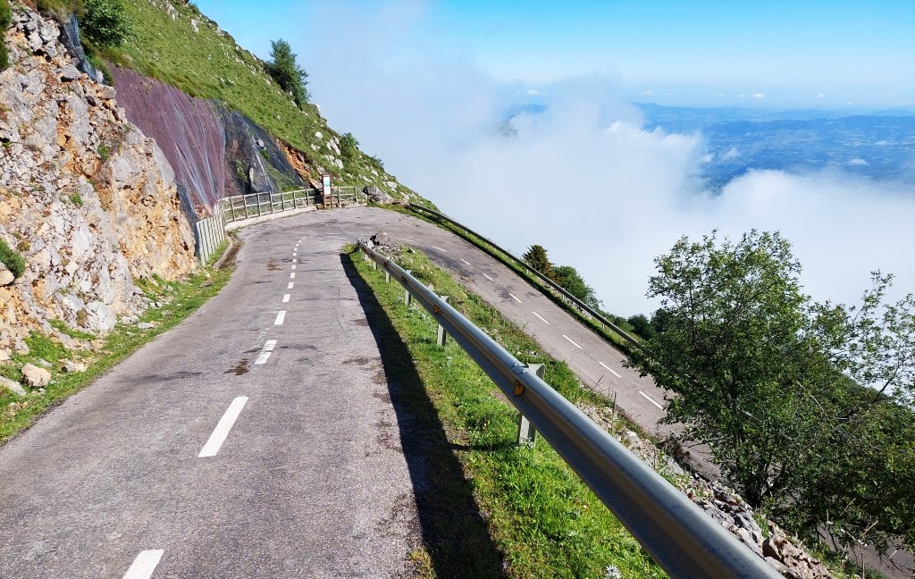 EL ANGLIRU, LA JOYA DE MONTAÑA QUE CUIDA RIOSA