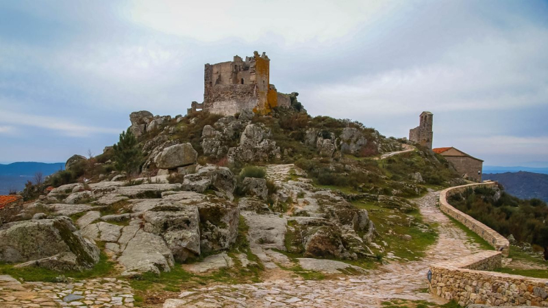 LA ALDEA EXTREMEÑA CON TUMBAS ANTROPOMORFAS EXCAVADAS EN PIEDRA Y UN CASTILLO DE LA RECONQUISTA