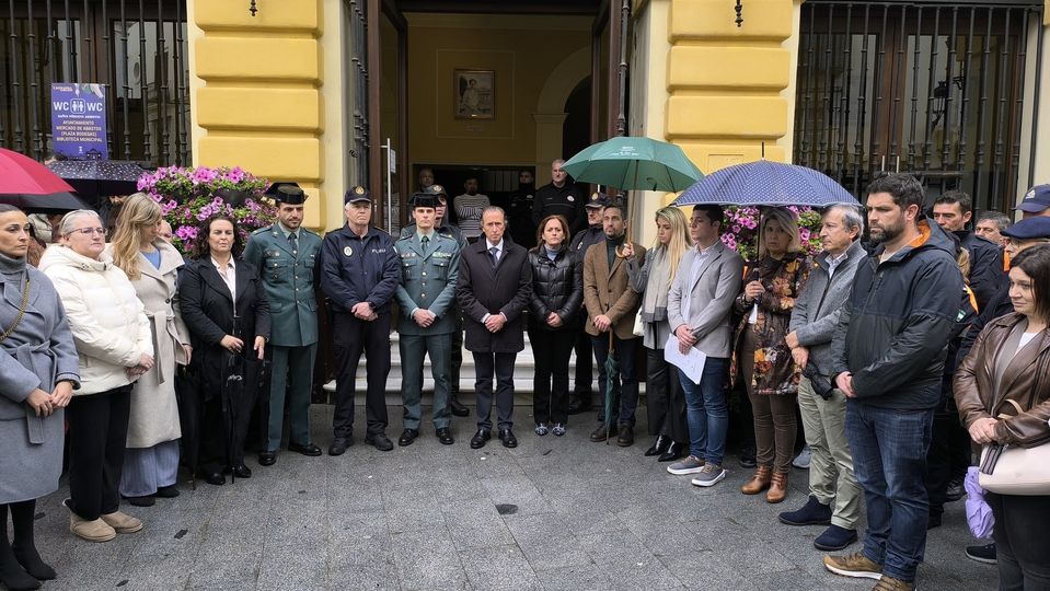 CRÓNICA: CONCENTRACIÓN Y MINUTO DE SILENCIO POR LOS GUARDIAS CIVILES FALLECIDOS EN BARBATE