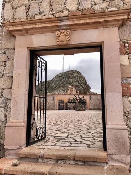 UN DETALLE DEL CERRO DE LA BUFA DE ZACATECAS: LA PUERTA DEL CIELO