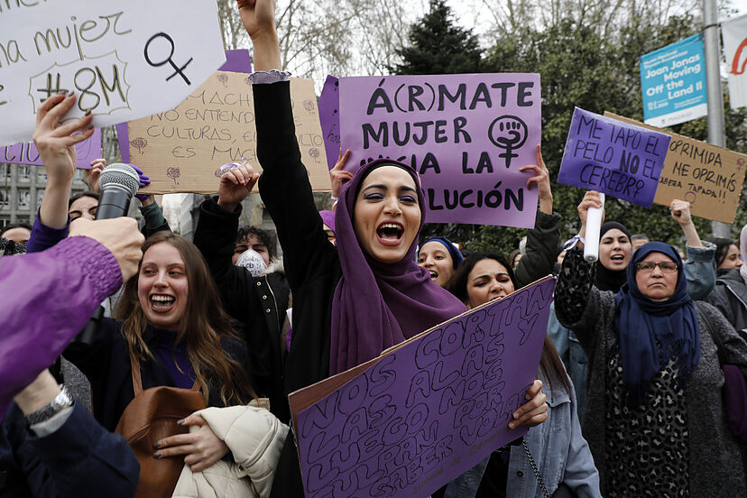 ORGANIZAN UN ACTO EN EL CENTRO DE MAYORES ‘PLAZA MAYOR’ DE CÁCERES EN EL DÍA INTERNACIONAL DE LA MUJER