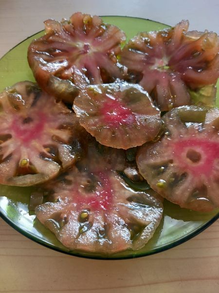 LES HISTORIES DE FIDALGO.XARDA AL HORNO CON ANCHOAS Y ENSALADA DE TOMATE ASURCADO.