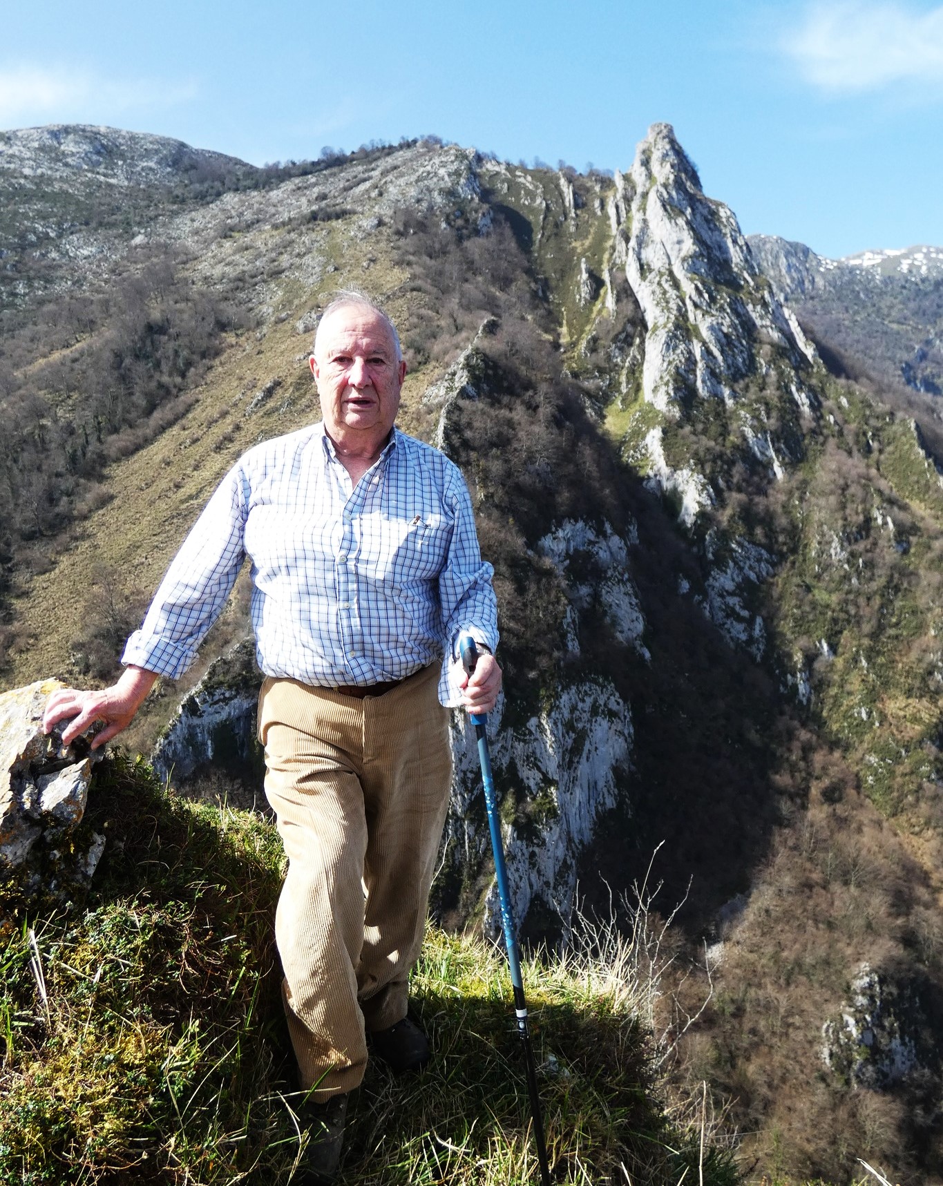 EN LA PEÑA EL COCHEU (RIOSA). DE FONDO, EL PICU VILLURIZ