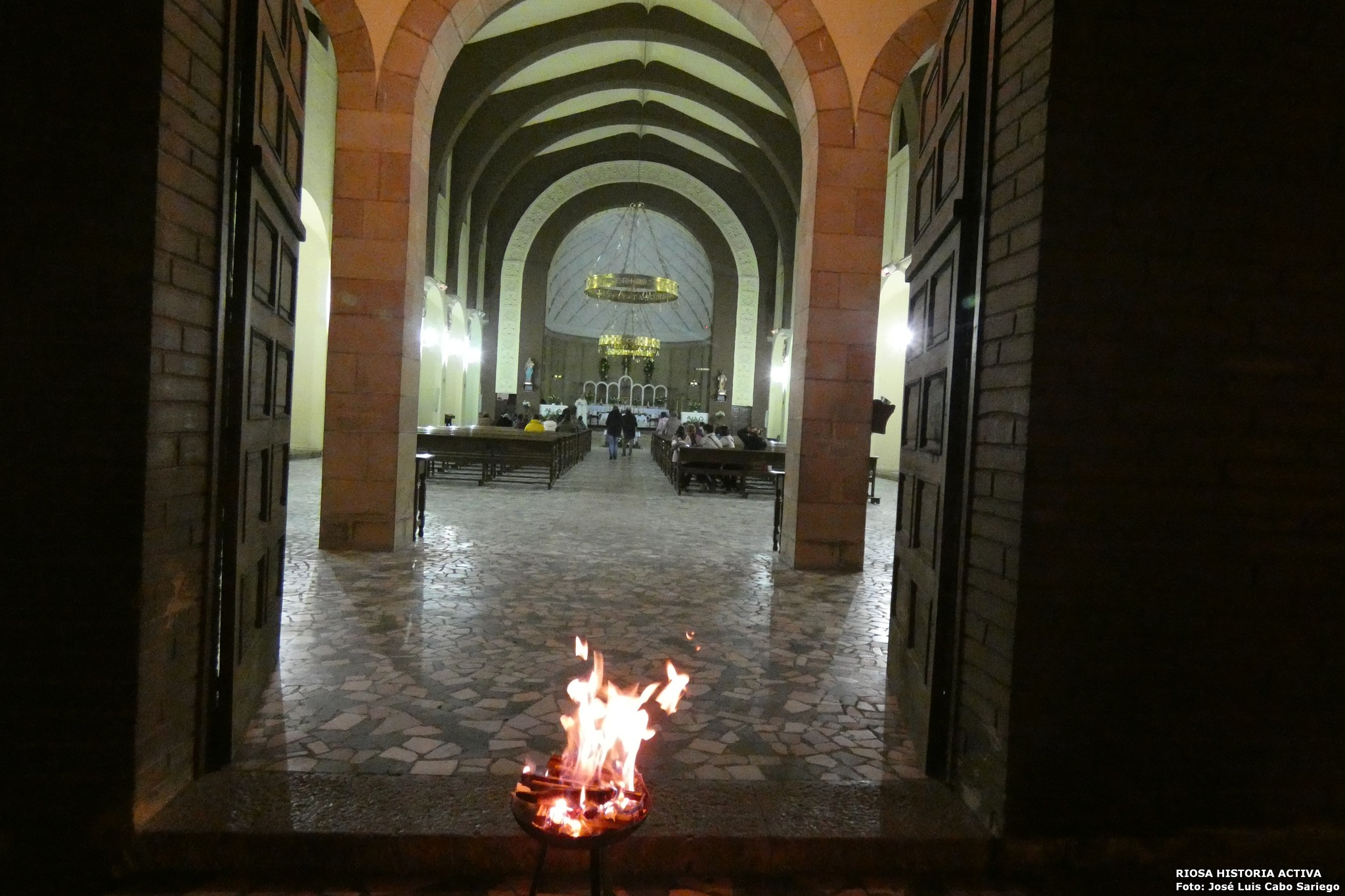 VIGILIA PASCUAL EN LA IGLESIA DE SANTA MÁRÍA DE LAS VEGAS DE RIOSA.EL SÁBADO SANTO.