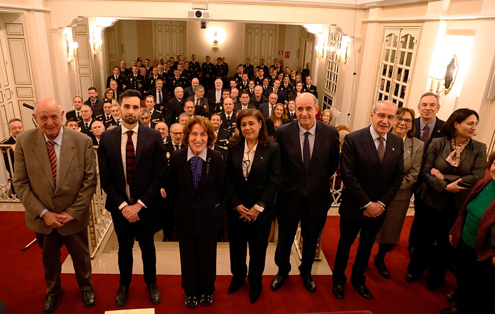 PRESENTACIÓN EN LA REAL ACADEMIA DE LA HISTORIA DEL LIBRO «LOS ORIGENES DE LA POLICÍA NACIONAL» CON OCASIÓN DEL BICENTENARIO DE ÉSTA INSTITUCIÓN.