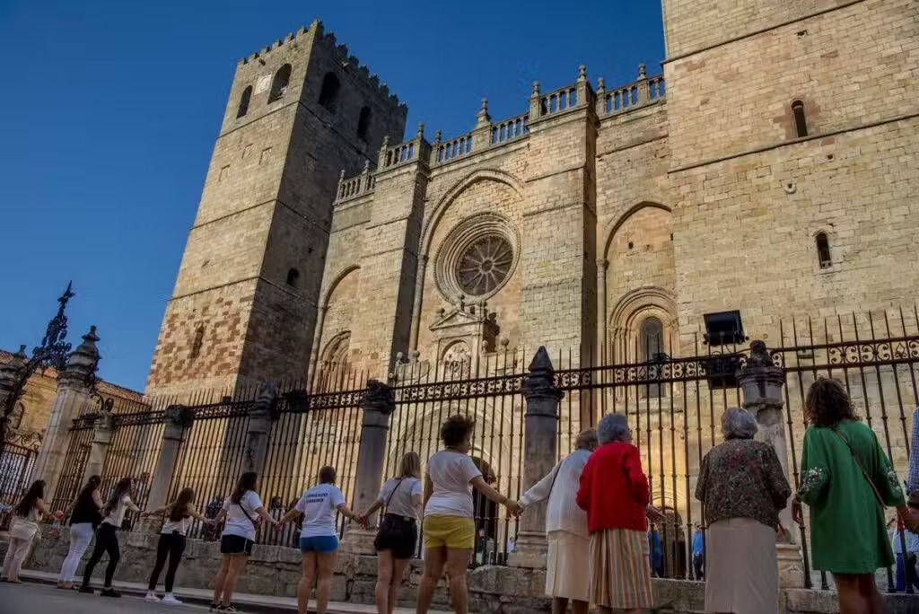 SIGÜENZA SE PREPARA PARA UN NUEVO INTENTO DE ABRAZO COLECTIVO A LA CATEDRAL ESTE SÁBADO