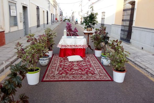 CORPUS DE INCIENSO, ALTAR Y ROMERO