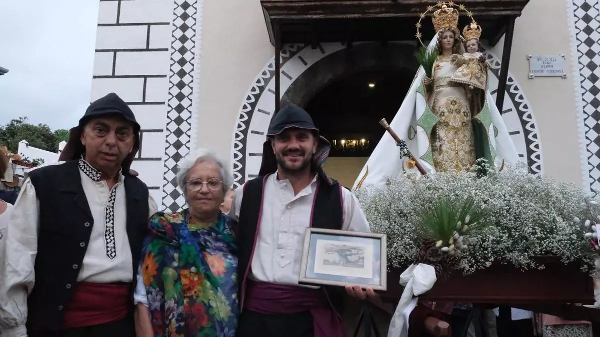 MARÍA VICTORIA HERNÁNDEZ DONA UN GRABADO DEL ‘PINO SANTO’, IMPRESO EN 1839, AL SANTUARIO DE LA VIRGEN DEL PINO