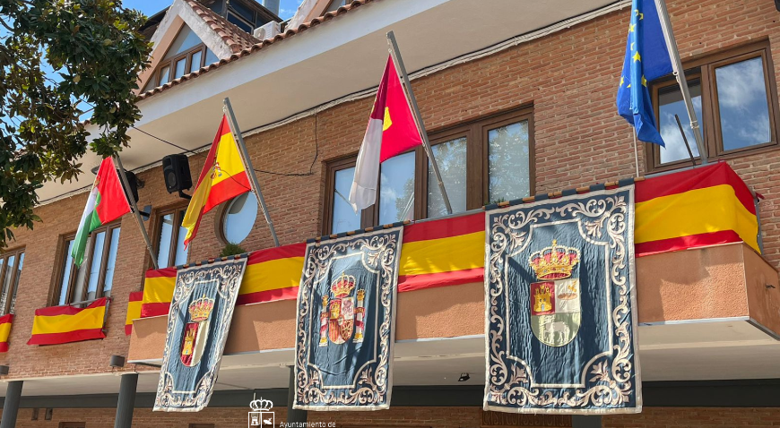 LA NUEVA BANDERA DE BOLAÑOS ONDEA YA EN EL BALCÓN PRINCIPAL DEL AYUNTAMIENTO