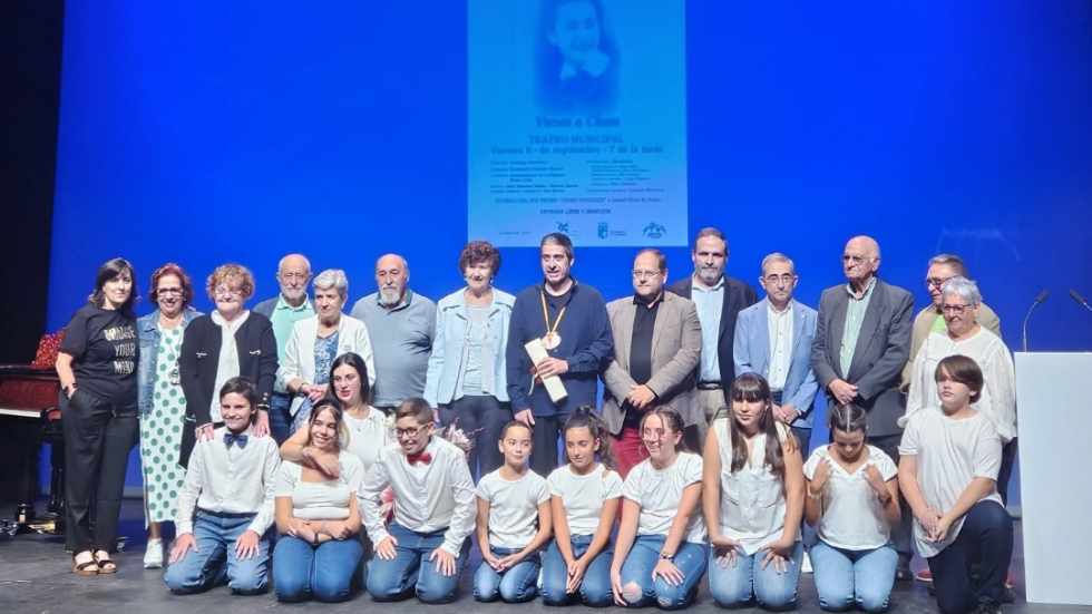 ISMAEL PÉREZ DE PEDRO RECIBE EL XVII PREMIO NACIONAL DE POESÍA INFANTIL CHARO GONZÁLEZ EN LA BAÑEZA