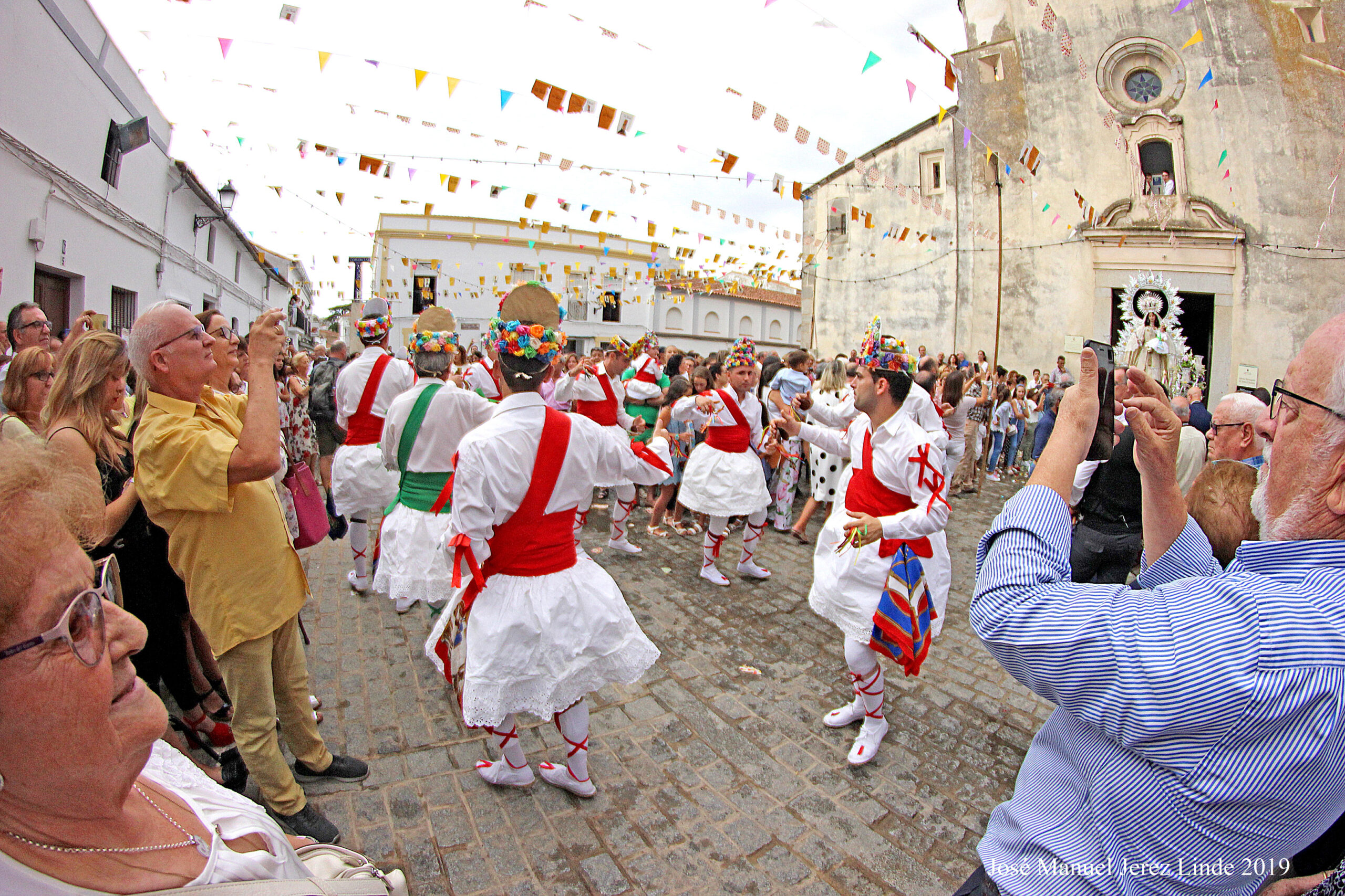 LOS “DANZAORES” DE LA VIRGEN DE LA SALUD.