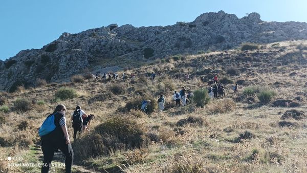 ALUMNOS DEL IES CARMEN PANTIÓN SUBEN A LA TIÑOSA.