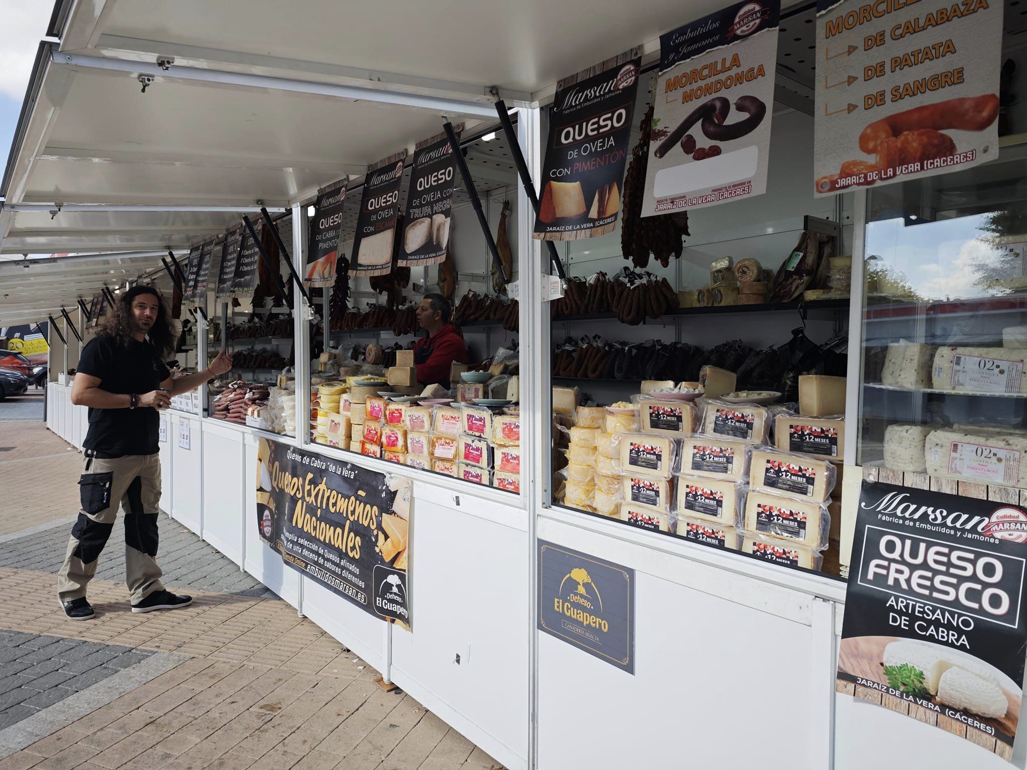 EL MERCADILLO DE PRODUCTOS TÍPICOS EXTREMEÑOS INSTALADO EN LA PLAZA DE LA UNESCO DE GETAFE CENTRAL.