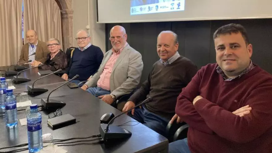 JAVIER MARINAS RECIBE EL HOMENAJE DE GRADO CON UN «CABO DE AÑO CULTURAL» DE COMPAÑEROS Y AMIGOS: «SIEMPRE ESTABA AHÍ»