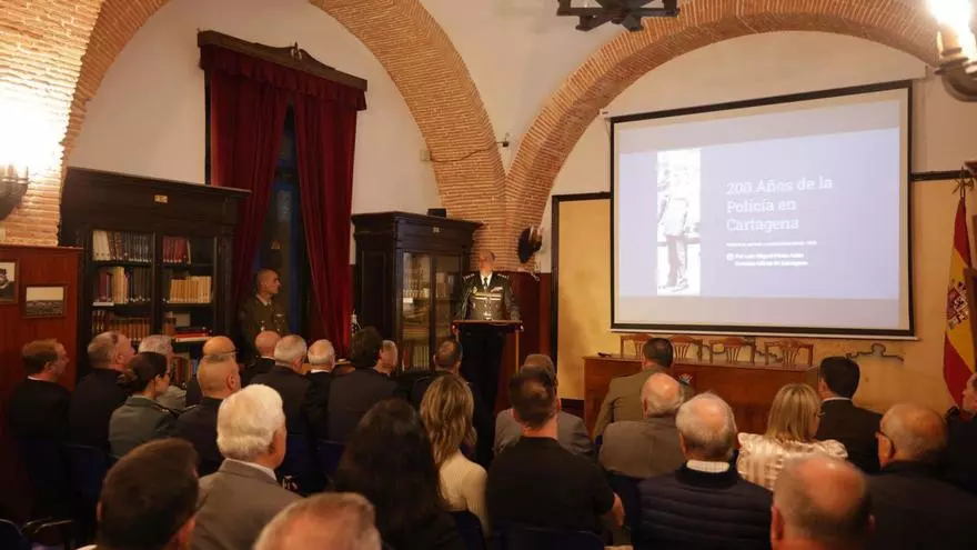 LA POLICÍA NACIONAL CONMEMORA SUS 200 AÑOS DE SERVICIO A LOS VECINOS DE CARTAGENA (MURCIA)