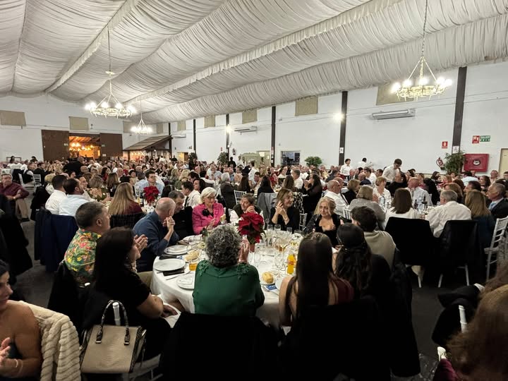 CRÓNICA LA CENA SOLIDARIA DE LA CAMPAÑA «NINGÚN NIÑO SIN JUGUETES» LLENA EL GRAN SALÓN DE LAS BODEGAS MIGUEL GUERRA